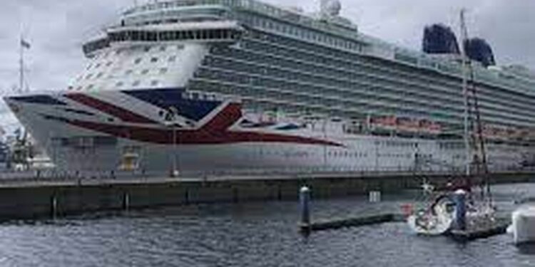Trio sexual terminó en una batalla campal en un crucero