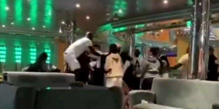 La pelea duró una hora y necesitó la intervención de la seguridad del barco y la guardia costera para que se detuviera.