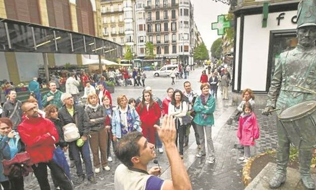 Un guía ilustra a un grupo de turistas sobre la historia de la Tamborrada./usoz