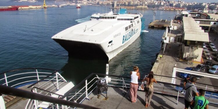 Turismo pone en marcha la bonificación del 50 % del billete del barco para los no residentes