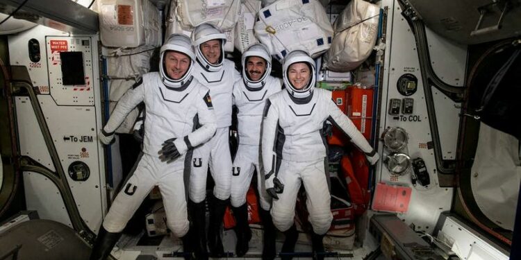 Foto de archivo: Los cuatro astronautas de la tripulación comercial que representan la misión SpaceX Crew-3 de la NASA aparecen en sus trajes espaciales Dragon a bordo del módulo Harmony de la Estación Espacial Internacional el 21 de abril de 2022 (NASA/REUTERS)