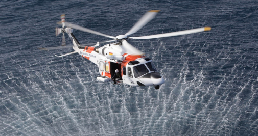 Un helicóptero evacúa a una mujer después de dar a luz