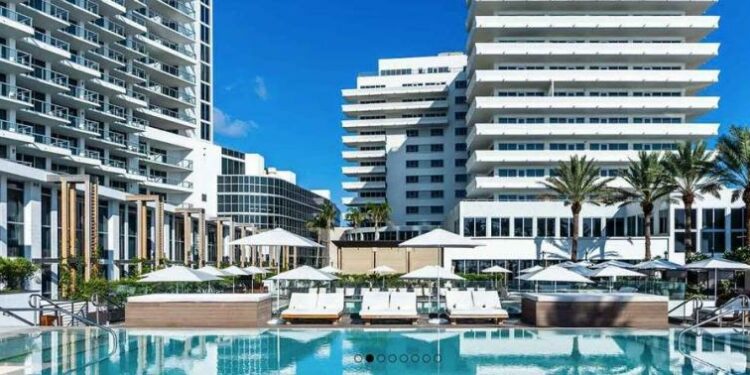 El área de la piscina del hotel Nobu Hotel Miami Beach, que fue seleccionado como de los 100 mejores del mundo por Travel + Leisure.