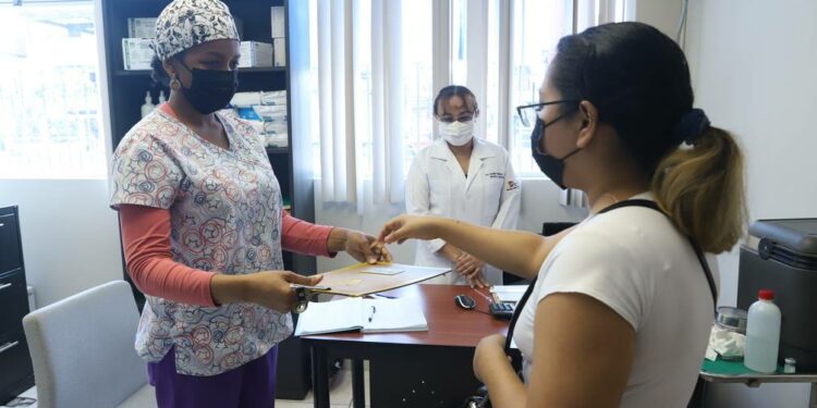 Unas 600 personas al mes requieren en Guayaquil, Samborondón y Durán la vacuna contra la fiebre amarilla para viajes al exterior y Amazonía | Comunidad | Guayaquil