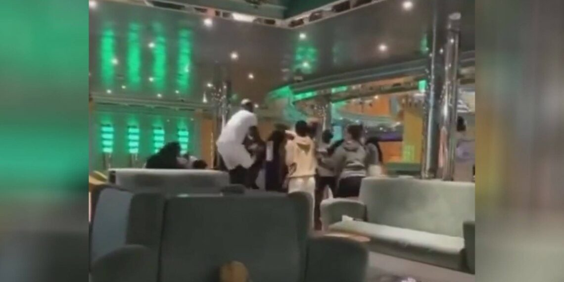 VIDEO: Decenas de personas se pelean en un crucero por una supuesta infidelidad | Noticias de México