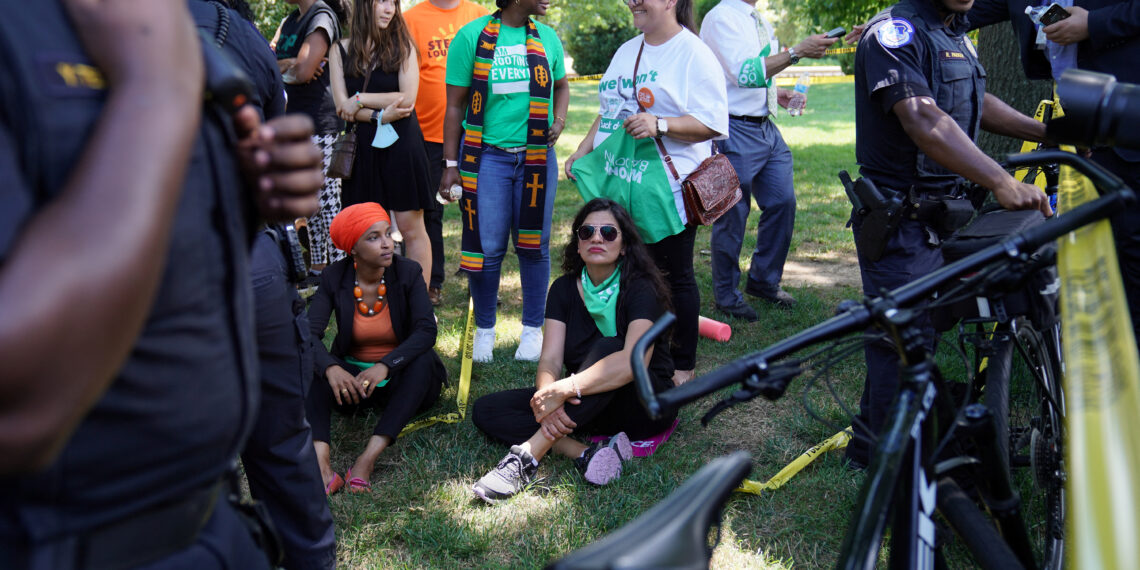 Ilhan Omar y Rashida Tlaib también fueron detenidas en la protesta (REUTERS/Sarah Silbiger)