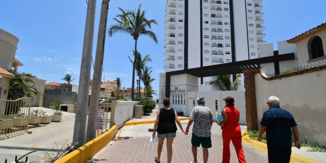 Vecinos alzan la voz por cierre al paso libre a playa pública en Mazatlán