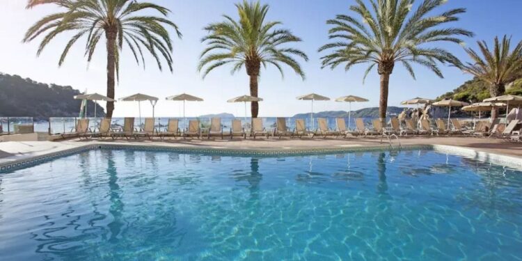 Piscina del Grupotel Imperio Playa, que ofrece Carrefour Piscina del Grupotel Imperio Playa, que ofrece Carrefour Viajes