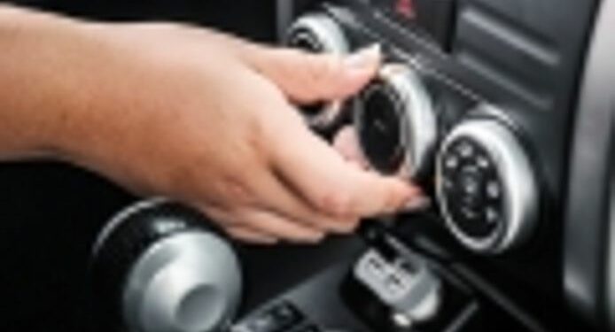 Por qué huele mal el aire acondicionado del coche y cómo eliminarlo
