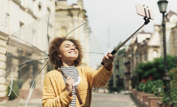 En caso que tu opción sea un selfie, trata de separar la cámara de tu rostro mas allá de tu brazo -un selfie stick es una buena forma-. (Foto: Freepik)