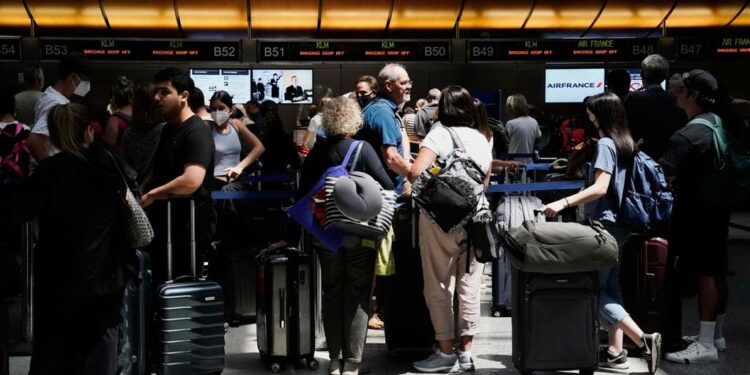 Viajeros en EE.UU enfrentan vuelos cancelados, aeropuertos abarrotados y tarifas altas