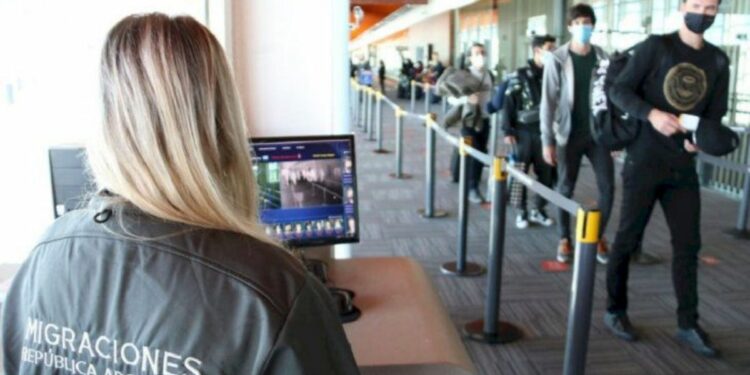Viajes al exterior: Facilitan el trámite de autorización a menores