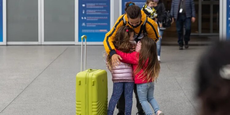 Viajes al exterior: el trámite para autorizar la salida de menores se podrá hacer de manera instantánea en fronteras y aeropuertos