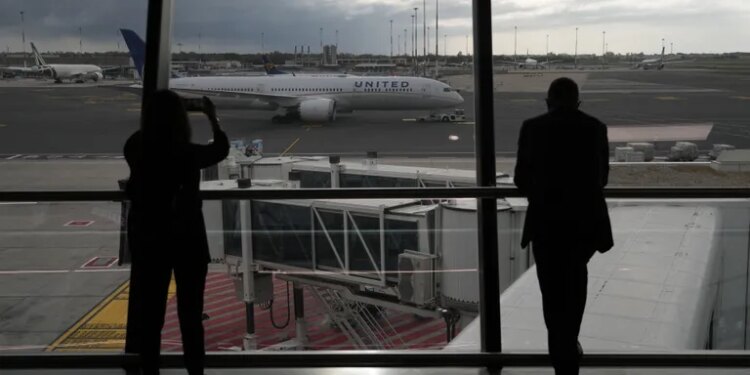 Viajes: aumentó la venta de pasajes de avión tras la suba del dólar blue