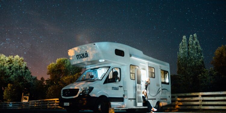 Viajes en autocaravana: las multas por acampar en la playa de hasta 200 euros