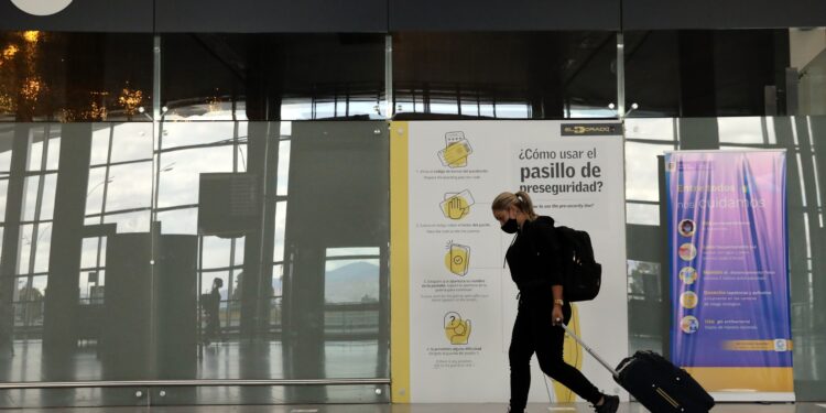 Las agencias de viajes mayoristas frenaron el cobro en pesos por temor de ir a pérdida ante una devaluación repentina del peso. (EFE/Carlos Ortega/Archivo)
