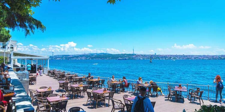 Estambul, restaurante en el Bósforo