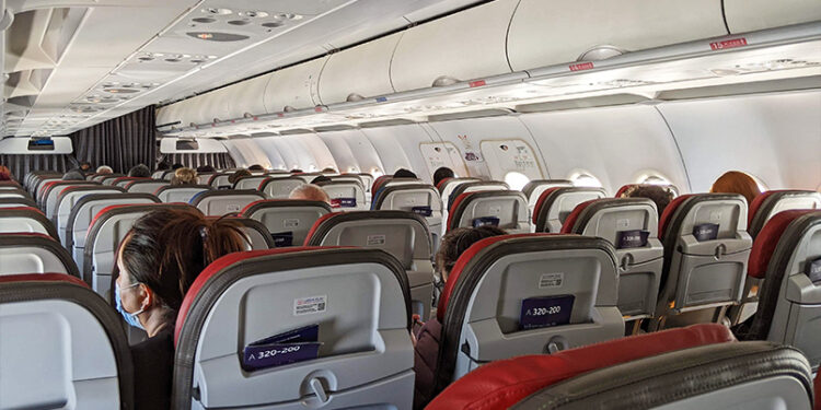 Cabina de pasajeros de un Airbus A320 de LATAM Airlines en vuelo.