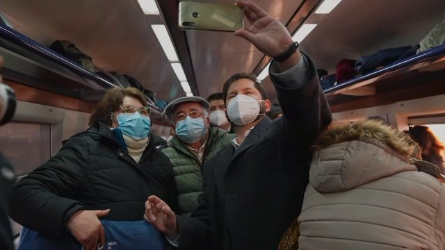 [Video] Entre abrazos, Boric acompañó reinicio de viajes en tren de programa Vacaciones Tercera Edad