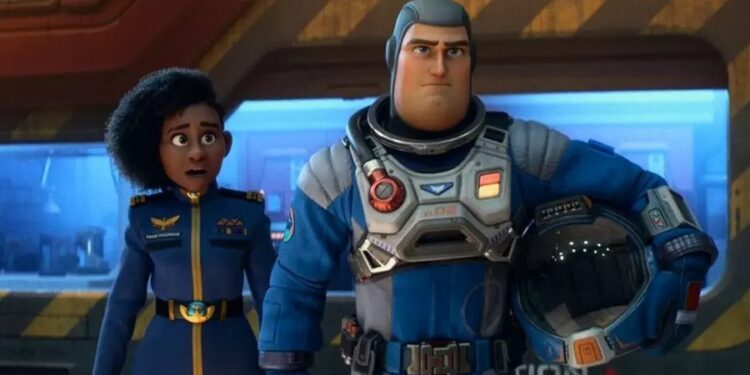 Lightyear junto a su mejor amiga Alisha Hawthorne