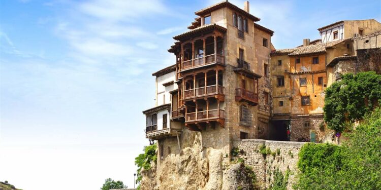 viaje a un paisaje de roca y arte de vanguardia