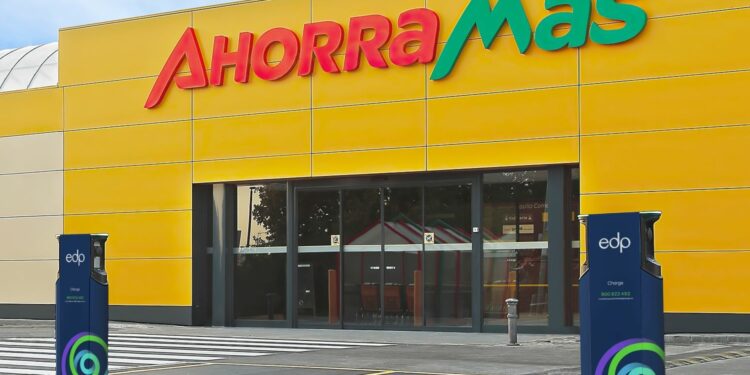 Un supermercado Ahorramas con un par de cargadores para coches eléctricos