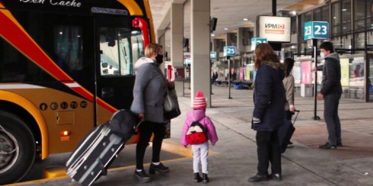 ¿Qué documentación se necesita para viajar con menores en colectivos de larga distancia?