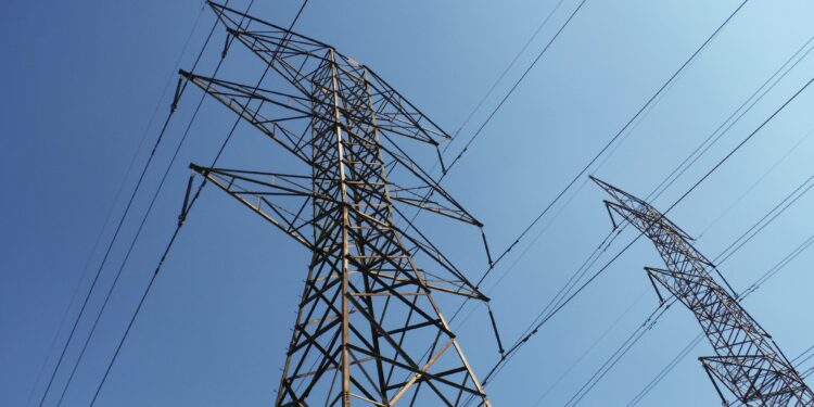 ¿Es viable legalmente el nuevo impuesto del Gobierno a los beneficios extraordinarios de las eléctricas?