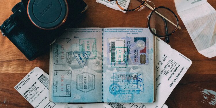 Foto de archivo de un pasaporte abierto y sellado/ Unsplash