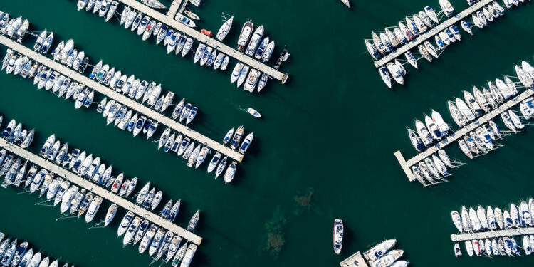 puerto con barcos de pasajeros y pasajeras