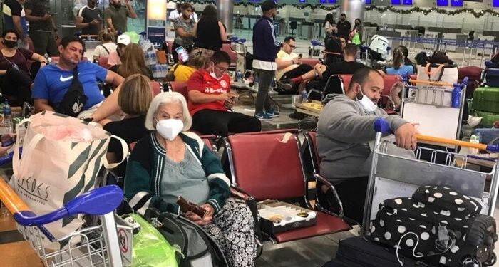 ▷ Venezolanos protestaron en aeropuerto de Argentina por cancelación de viajes #12Jul
