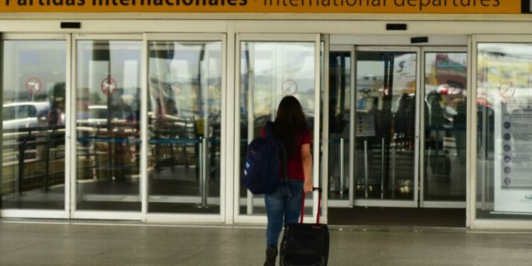 100 ecuatorianos al mes simulan viajar como turistas a EE.UU.