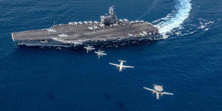 USS Ronald Reagan junto a una formación de aeronaves en 2019