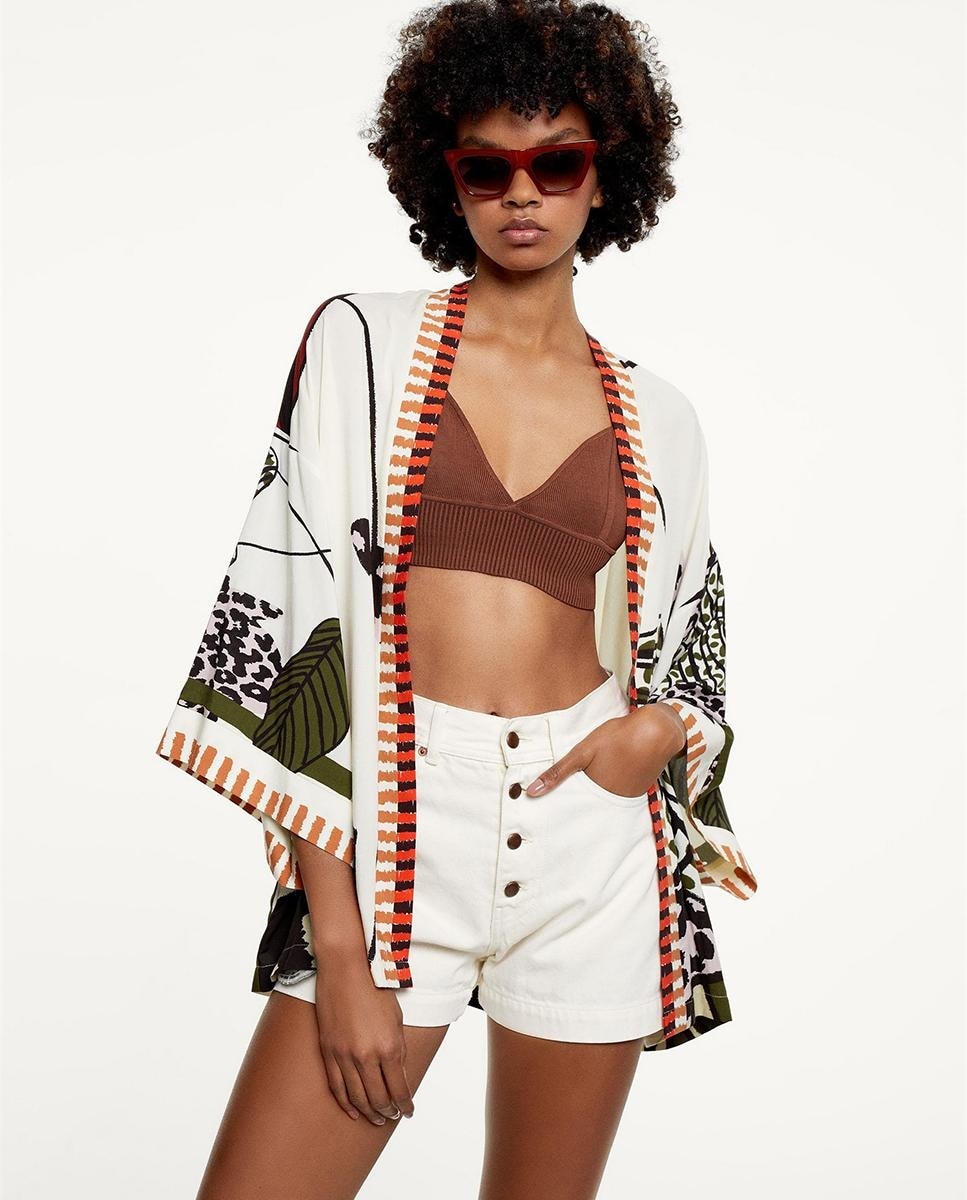 Kimono de mujer con bordado y estampado floral.