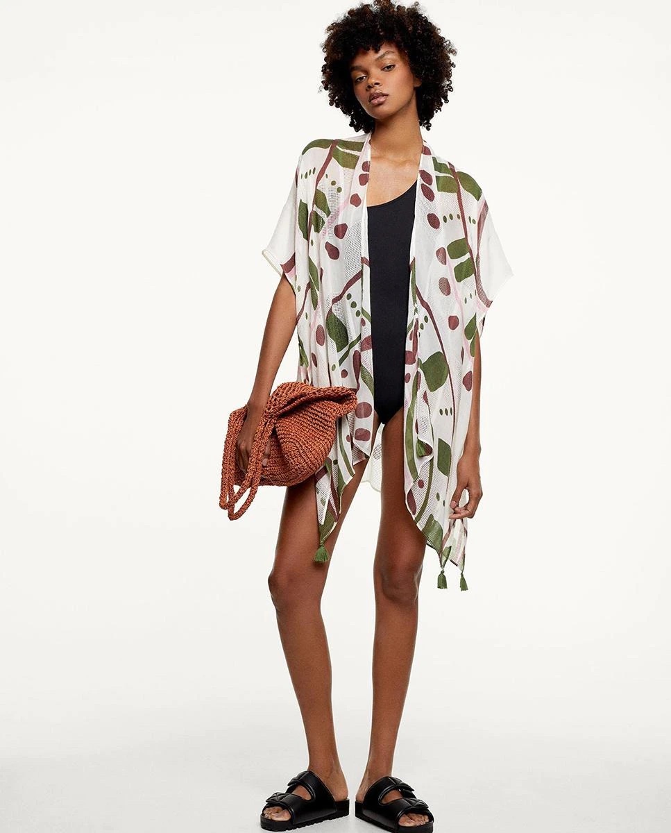 Kimono de mujer con borlas y estampados.
