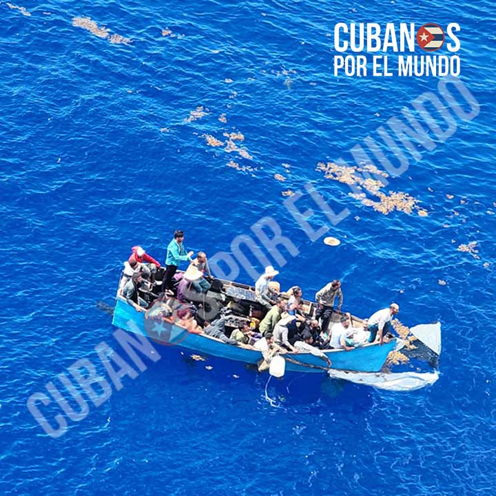 22 balseros cubanos que viajaban en una rústica embarcación, fueron rescatados por un crucero de Carnival Cruises, en el medio del mar sobre la provincia de Pinar del Río, Cuba