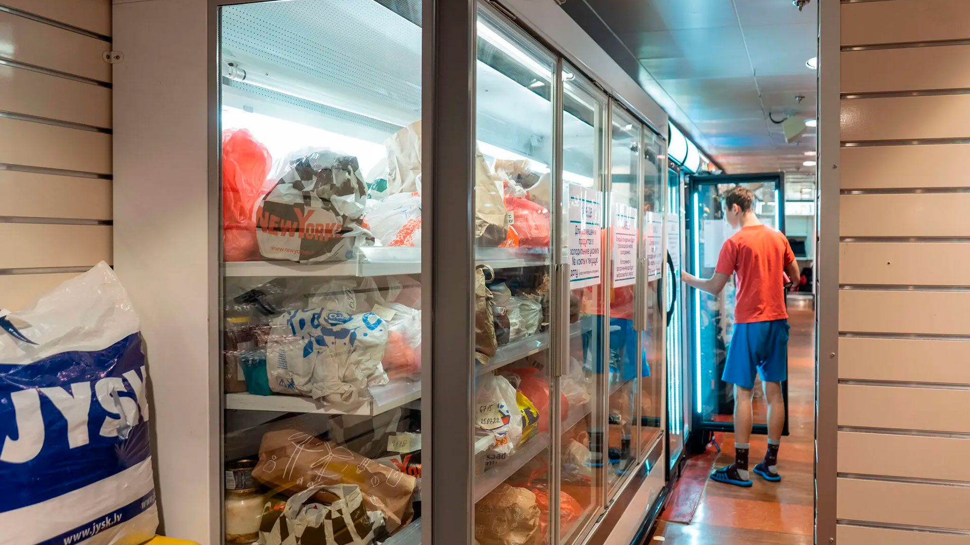 La antigua tienda libre de impuestos en la cubierta 7 del Isabelle se utiliza como sala de almacenamiento (Marta Giaccone para The New York Times)