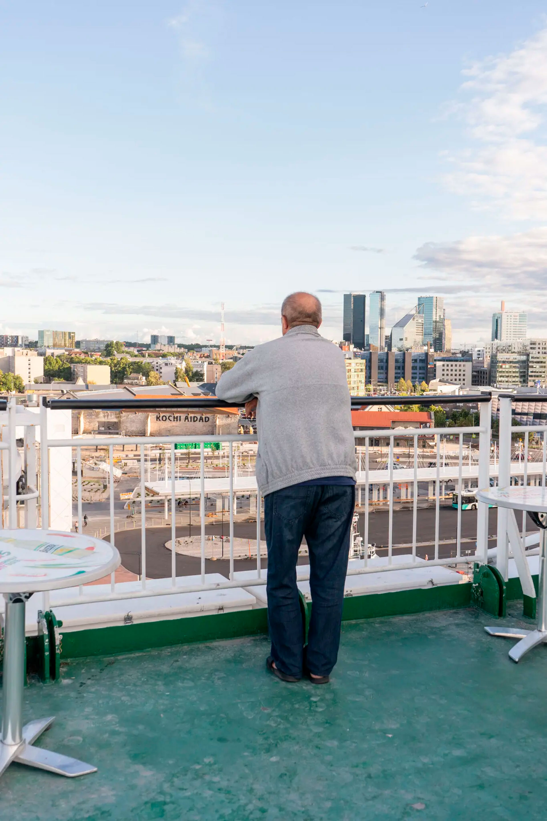 Algunos de los residentes del barco han encontrado trabajo en los alrededores (Marta Giaccone para The New York Times)