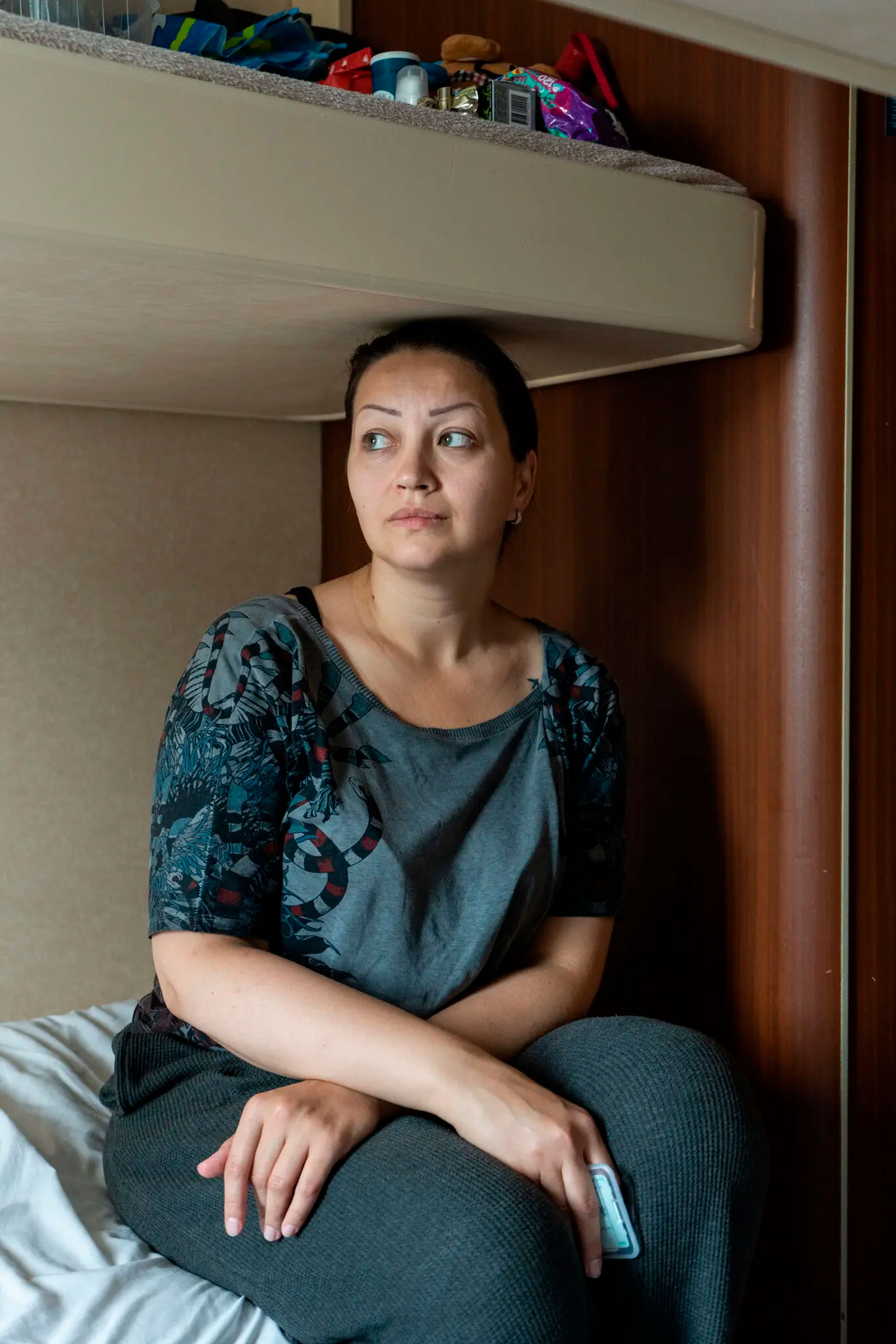 Olga Vasilieva vive en una pequeña cabaña con su hijo, Germán, de 6 años, y otra madre y su hijo (Marta Giaccone para The New York Times)