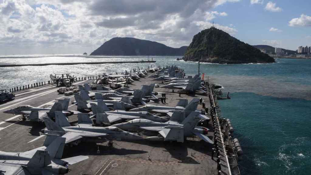 Cazas en la cubierta del USS Ronald Reagan cerca de la península de Corea