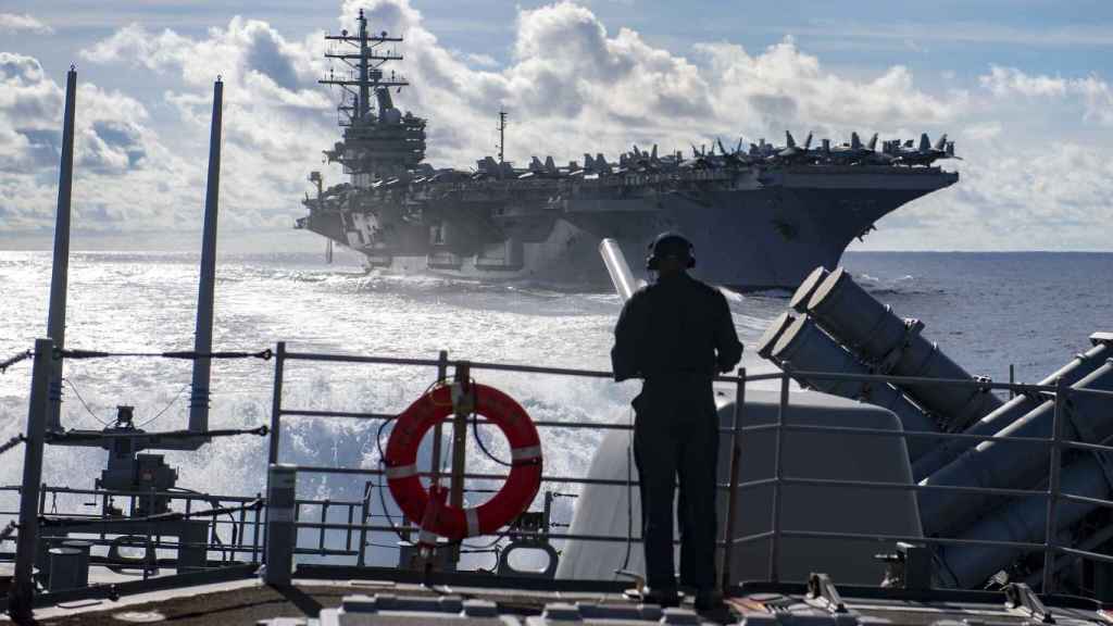 USS Ronald Reagan desde el USS Chancellorsville