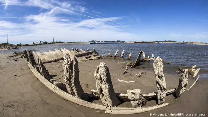Los restos de un barco de madera en el lecho del Rin. 