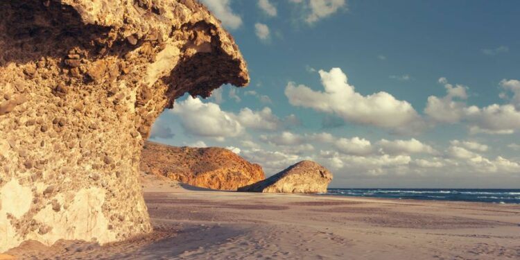 Más de 300 días de sol al año: el destino al que tiene que ir para huir de la lluvia