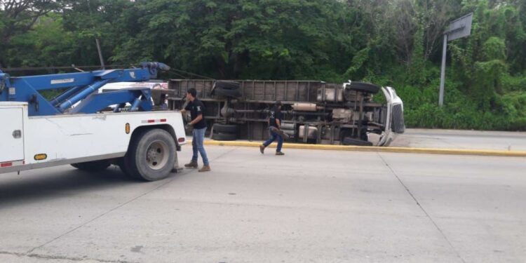 Vuelca tráiler en el crucero del Tizate en Bucerías
