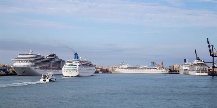 El turismo de cruceros se acerca en Andalucía a cifras de prepandemia en 2019, con cerca de 440.000 pasajeros en junio