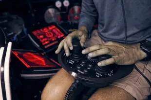 Controles de un submarino privado.