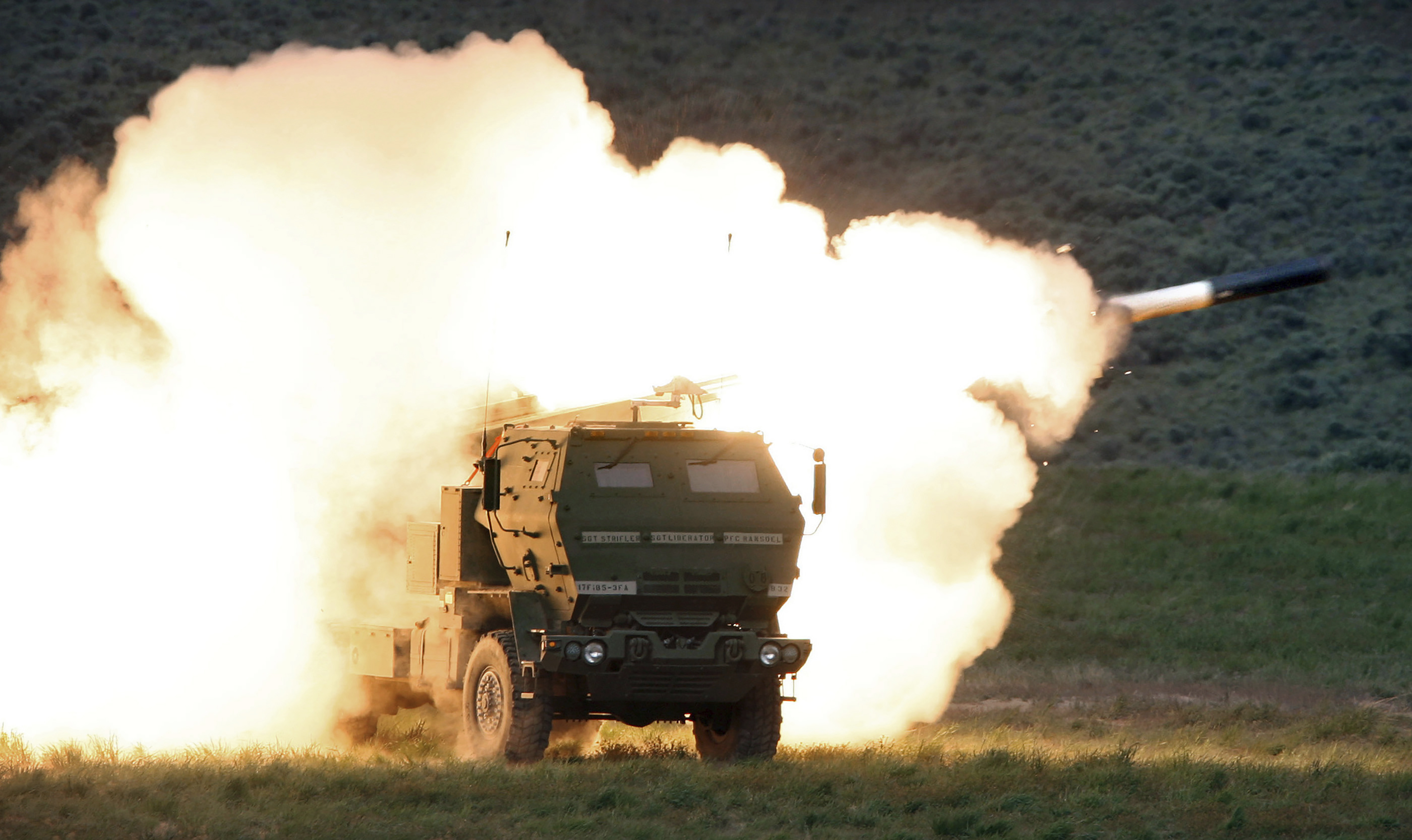 Los señuelos replican en particular el Sistema de Cohetes de Artillería de Alta Movilidad de fabricación estadounidense, o HIMARS. (Tony Overman/The Olympian via AP, archivo)