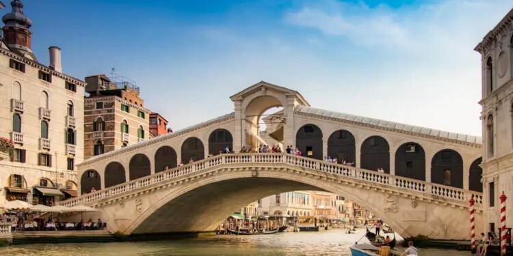 Todo lo que debes saber del bello puente de Rialto de Venecia