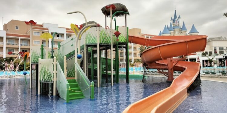 4 hoteles de playa para viajar con niños este verano