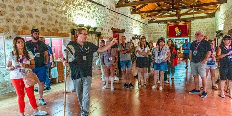 50 agencias de viajes participan en el proyecto de promoción turística de Caleruega, Haza y Gumiel de Izán .- Comarca - Hemeroteca